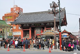 人だかりしている雷門